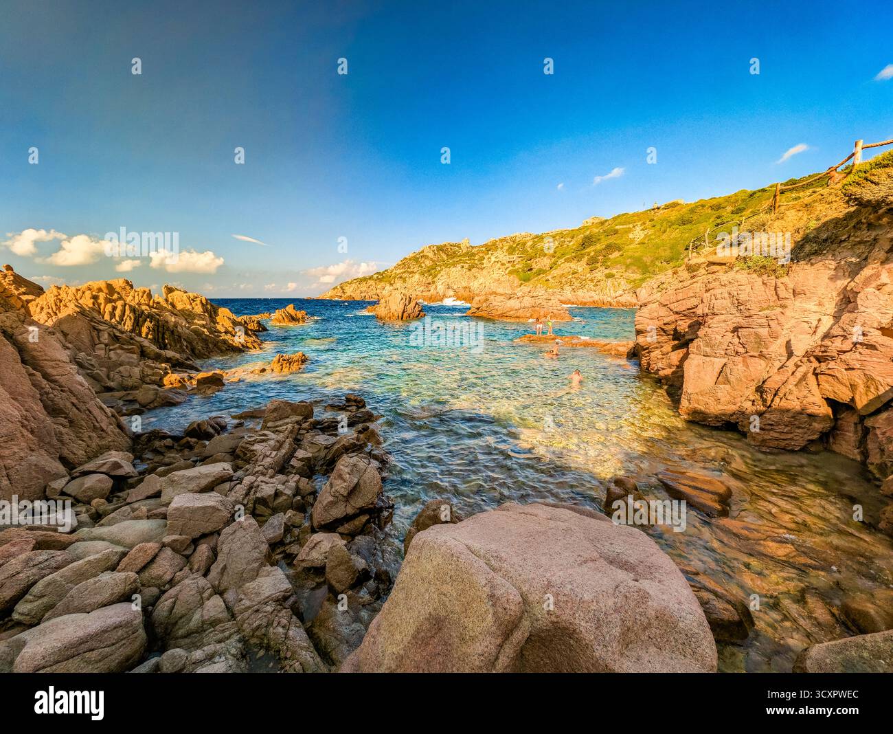 Piscine Naturali della Sorgente (natürliche Pools von La Sorgente), Sardinien – aus der Vogelperspektive kristallklares Wasser und Granitfelsen Stockfoto