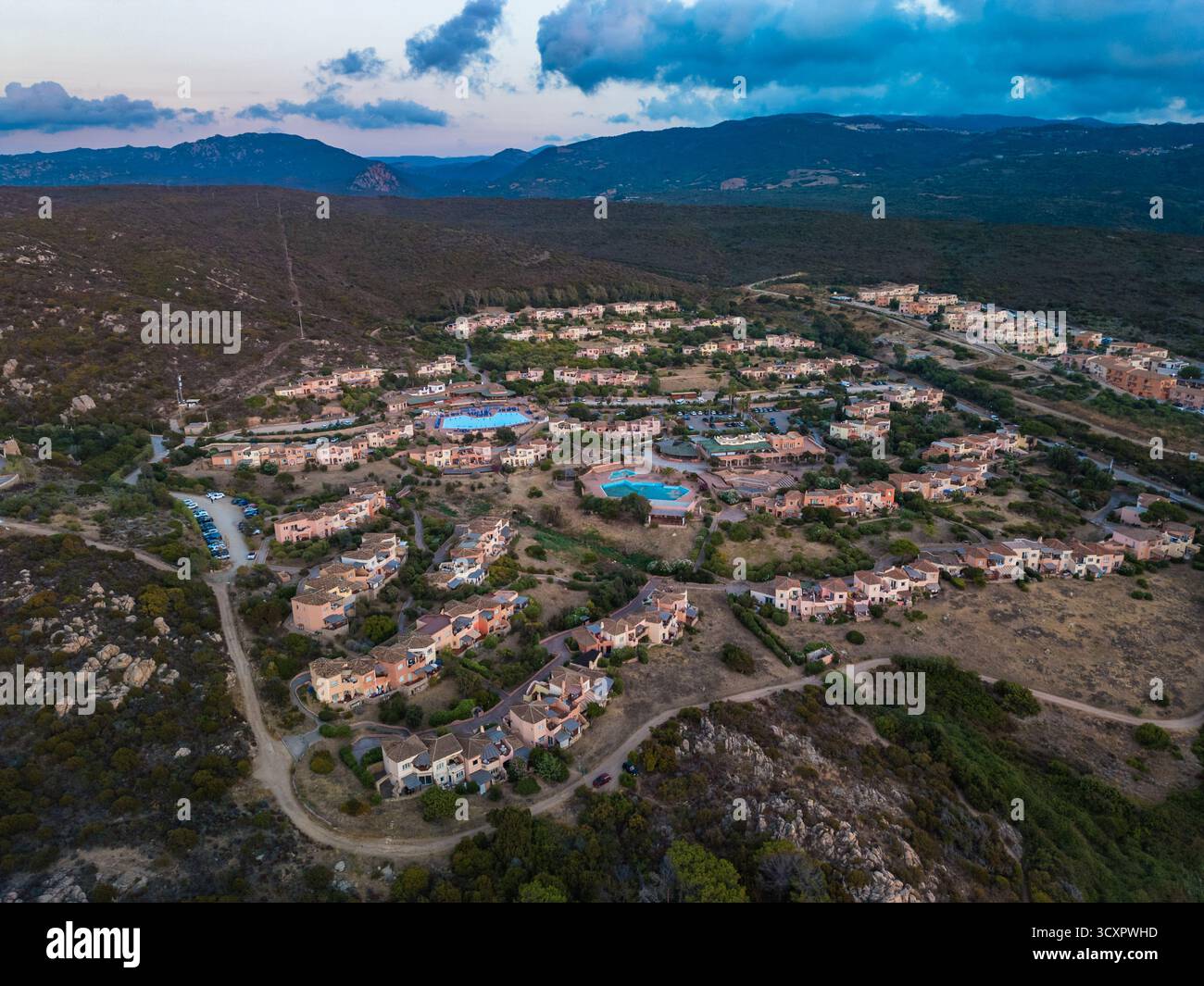 Wunderschöner lebhafter Sonnenuntergang über dem Canneddi Beach, Sassari, Sardinien, Italien Stockfoto