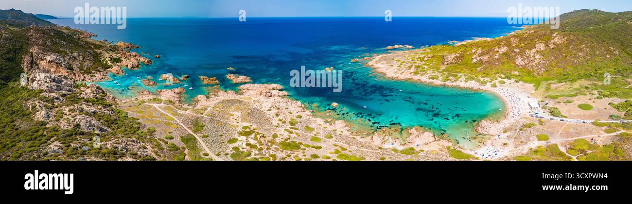 Cala Sarraina und Cala La Poltrona, Sardinien – Drohnenblick auf felsige Buchten und das türkisfarbene Mittelmeer Stockfoto