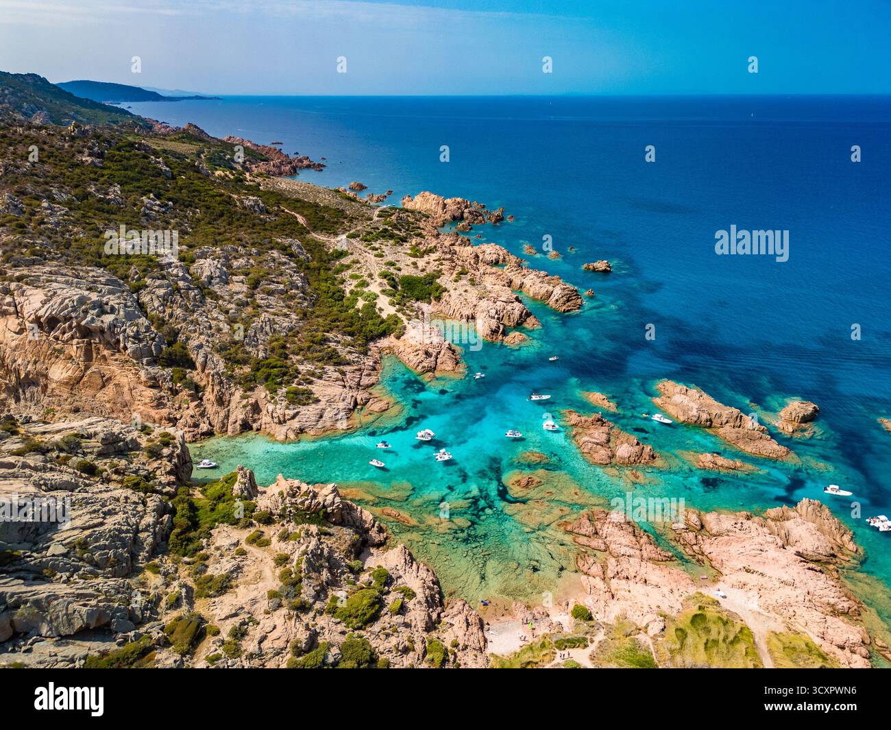 Cala Sarraina und Cala La Poltrona, Sardinien – Drohnenblick auf felsige Buchten und das türkisfarbene Mittelmeer Stockfoto