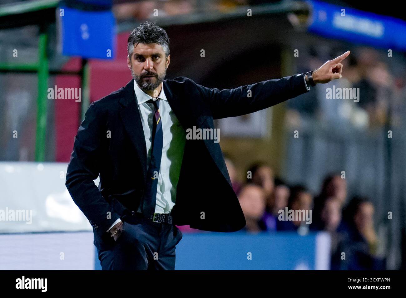 Rom, Italien. Oktober 2025. Alessandro Spugna Head Coach der AS Roma Gesten während des MD2-Spiels zwischen AS Roma und FC Barcelona im Stadio Tre Fontane am 15. Oktober 2025 in Rom. Quelle: Giuseppe Maffia/Alamy Live News Stockfoto Rom, Italien. Oktober 2025. Alessandro Spugna Head Coach der AS Roma Gesten während des MD2-Spiels zwischen AS Roma und FC Barcelona im Stadio Tre Fontane am 15. Oktober 2025 in Rom. Quelle: Giuseppe Maffia/Alamy Live News Stockfoto