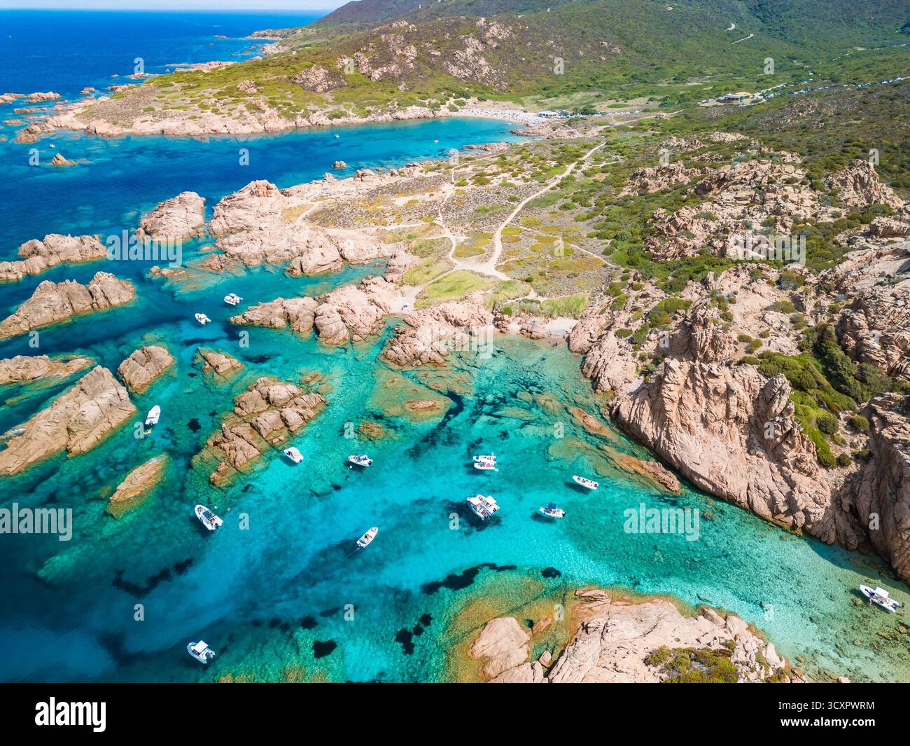 Cala Sarraina und Cala La Poltrona, Sardinien – Drohnenblick auf felsige Buchten und das türkisfarbene Mittelmeer Stockfoto