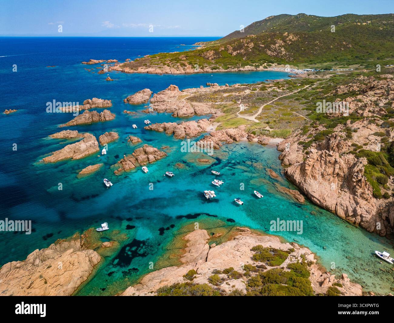Cala Sarraina und Cala La Poltrona, Sardinien – Drohnenblick auf felsige Buchten und das türkisfarbene Mittelmeer Stockfoto