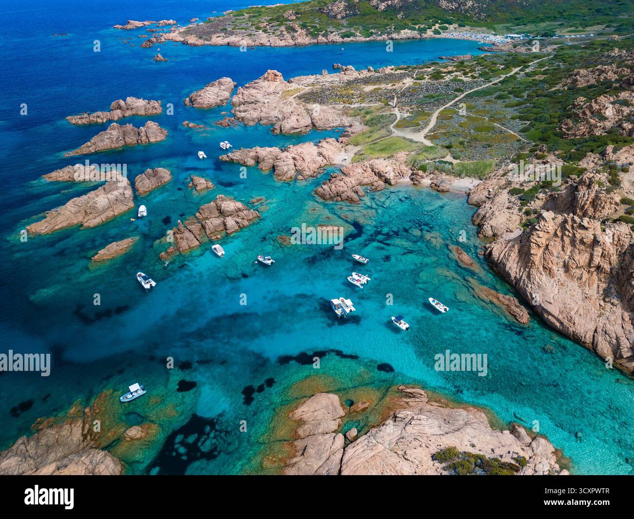 Cala Sarraina und Cala La Poltrona, Sardinien – Drohnenblick auf felsige Buchten und das türkisfarbene Mittelmeer Stockfoto