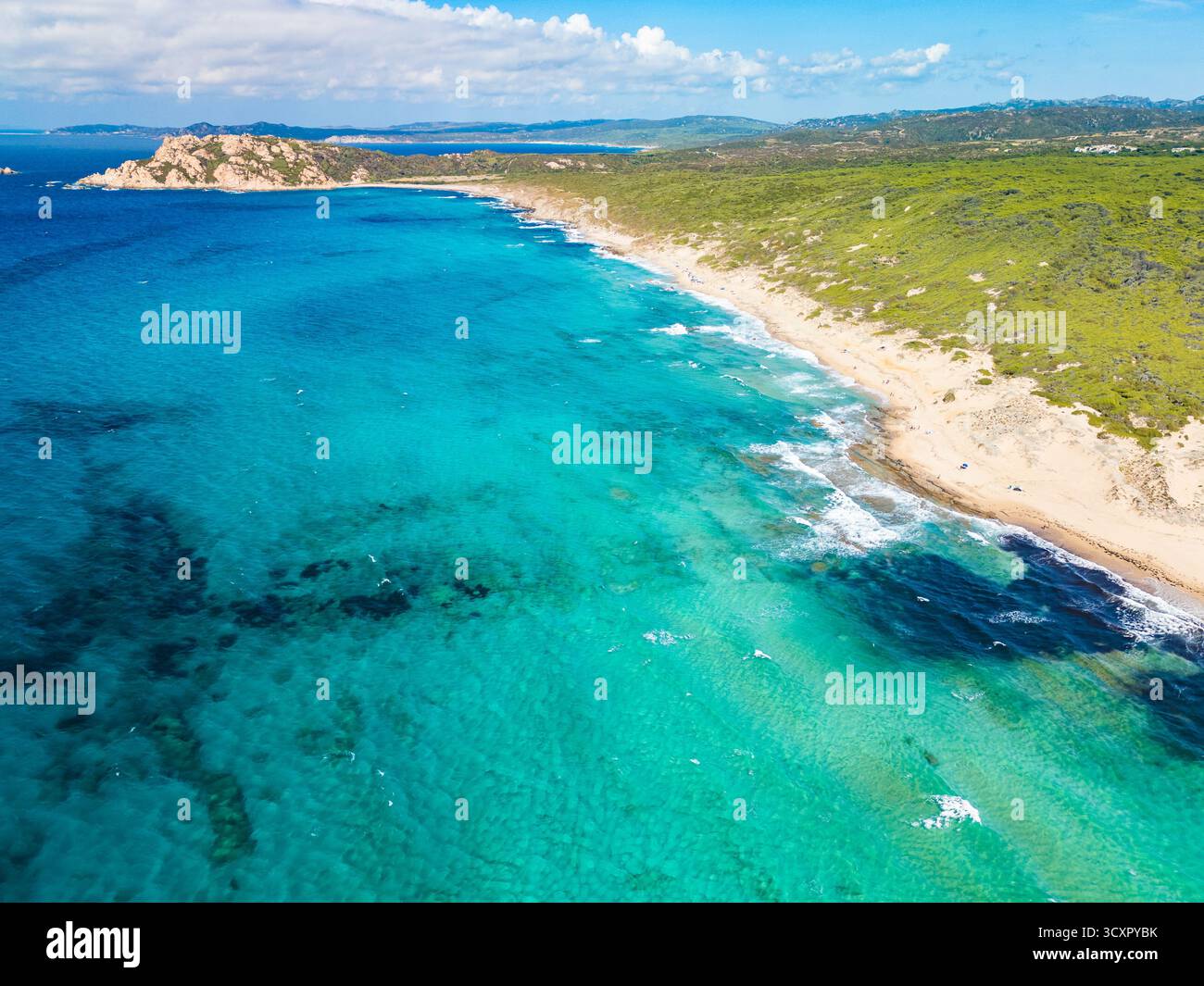 Lu Litarroni Beach, Sardinien – aus der Vogelperspektive auf die weißen Sanddünen und das türkisfarbene Mittelmeer Stockfoto