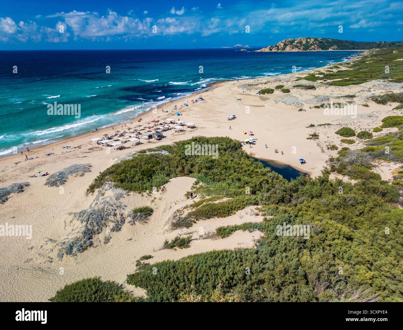 Lu Litarroni Beach, Sardinien – aus der Vogelperspektive auf die weißen Sanddünen und das türkisfarbene Mittelmeer Stockfoto