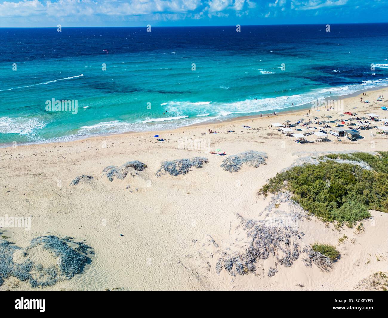 Lu Litarroni Beach, Sardinien – aus der Vogelperspektive auf die weißen Sanddünen und das türkisfarbene Mittelmeer Stockfoto
