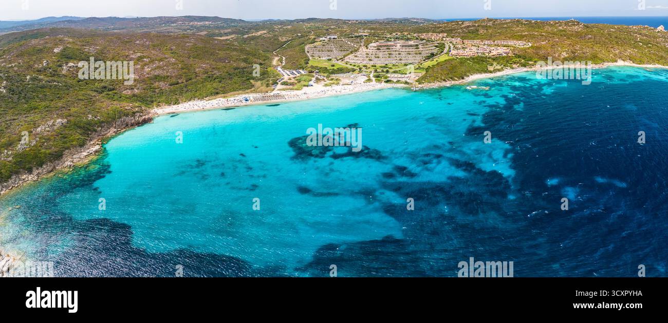 Spiaggia La Marmorata (der Strand von Marmorata), Sardinien – aus der Vogelperspektive auf weißen Sand und türkisfarbenes Mittelmeer Stockfoto