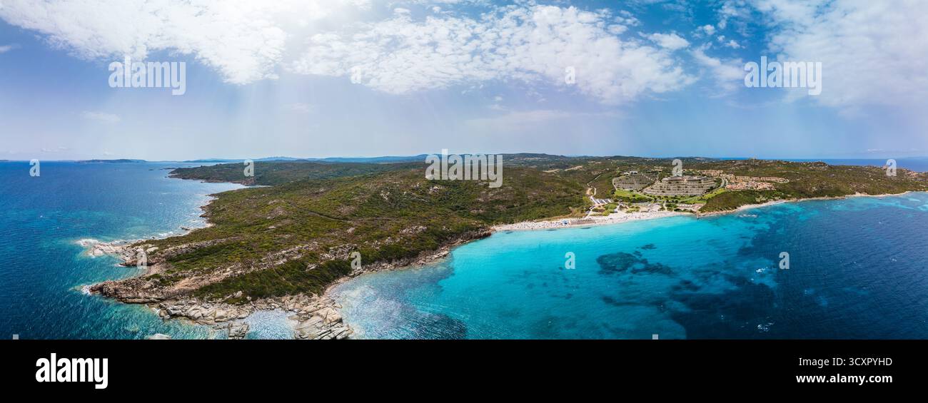 Spiaggia La Marmorata (der Strand von Marmorata), Sardinien – aus der Vogelperspektive auf weißen Sand und türkisfarbenes Mittelmeer Stockfoto