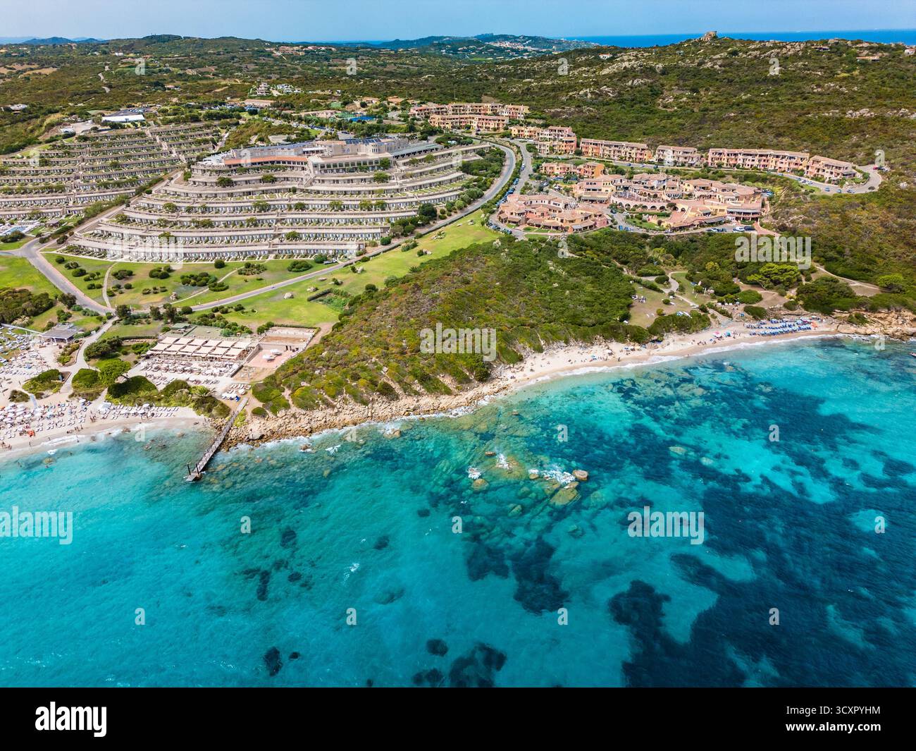 Spiaggia La Marmorata (der Strand von Marmorata), Sardinien – aus der Vogelperspektive auf weißen Sand und türkisfarbenes Mittelmeer Stockfoto