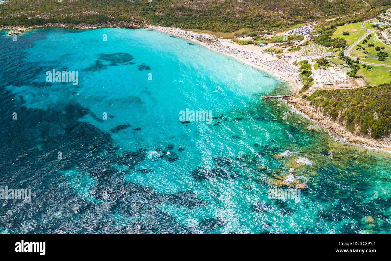 Spiaggia La Marmorata (der Strand von Marmorata), Sardinien – aus der Vogelperspektive auf weißen Sand und türkisfarbenes Mittelmeer Stockfoto