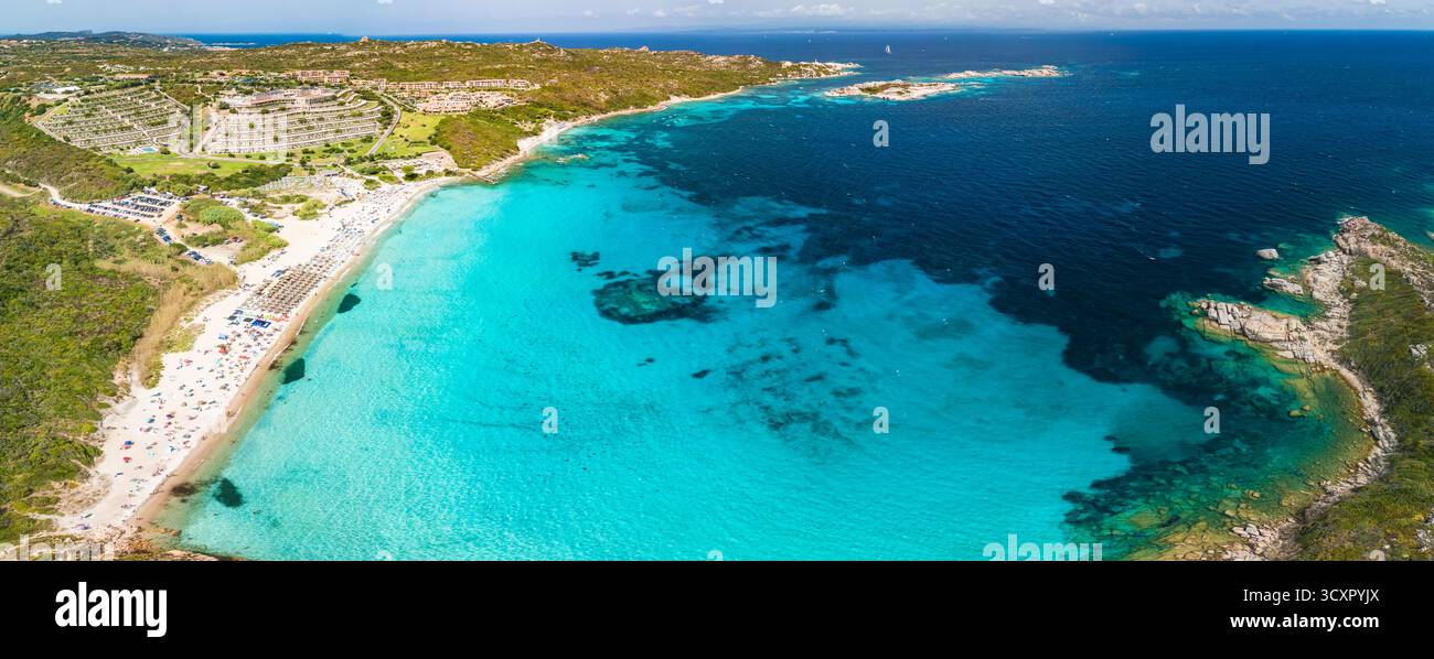 Spiaggia La Marmorata (der Strand von Marmorata), Sardinien – aus der Vogelperspektive auf weißen Sand und türkisfarbenes Mittelmeer Stockfoto