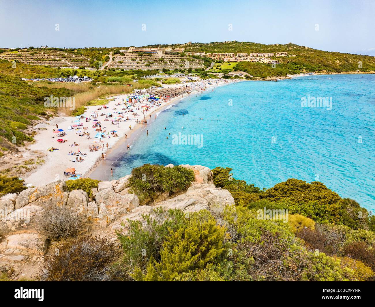 Spiaggia La Marmorata (der Strand von Marmorata), Sardinien – aus der Vogelperspektive auf weißen Sand und türkisfarbenes Mittelmeer Stockfoto