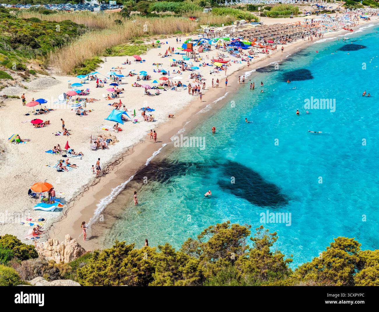Spiaggia La Marmorata (der Strand von Marmorata), Sardinien – aus der Vogelperspektive auf weißen Sand und türkisfarbenes Mittelmeer Stockfoto