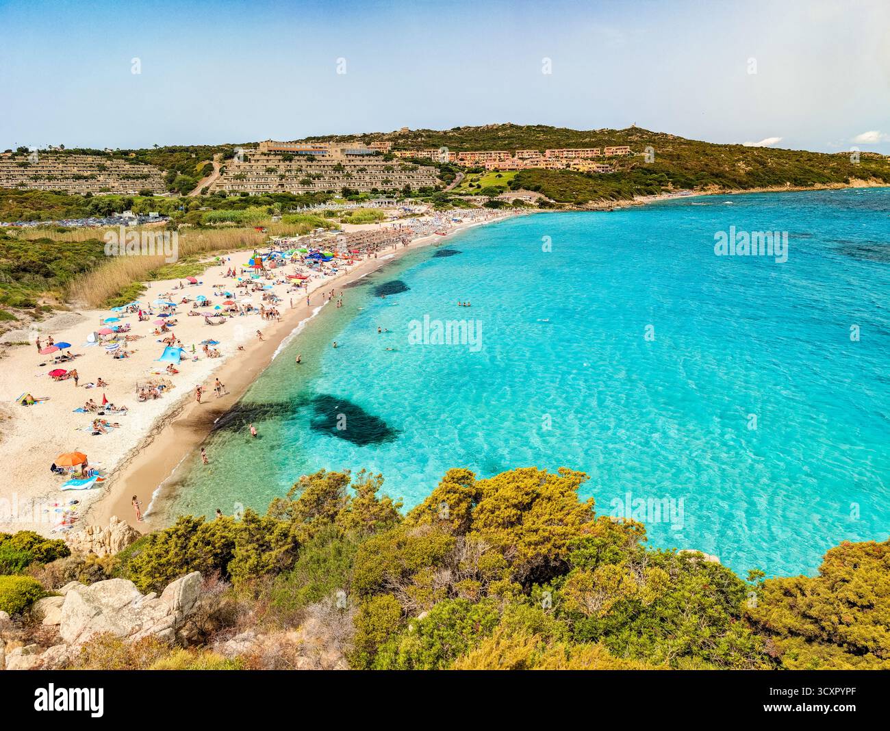 Spiaggia La Marmorata (der Strand von Marmorata), Sardinien – aus der Vogelperspektive auf weißen Sand und türkisfarbenes Mittelmeer Stockfoto