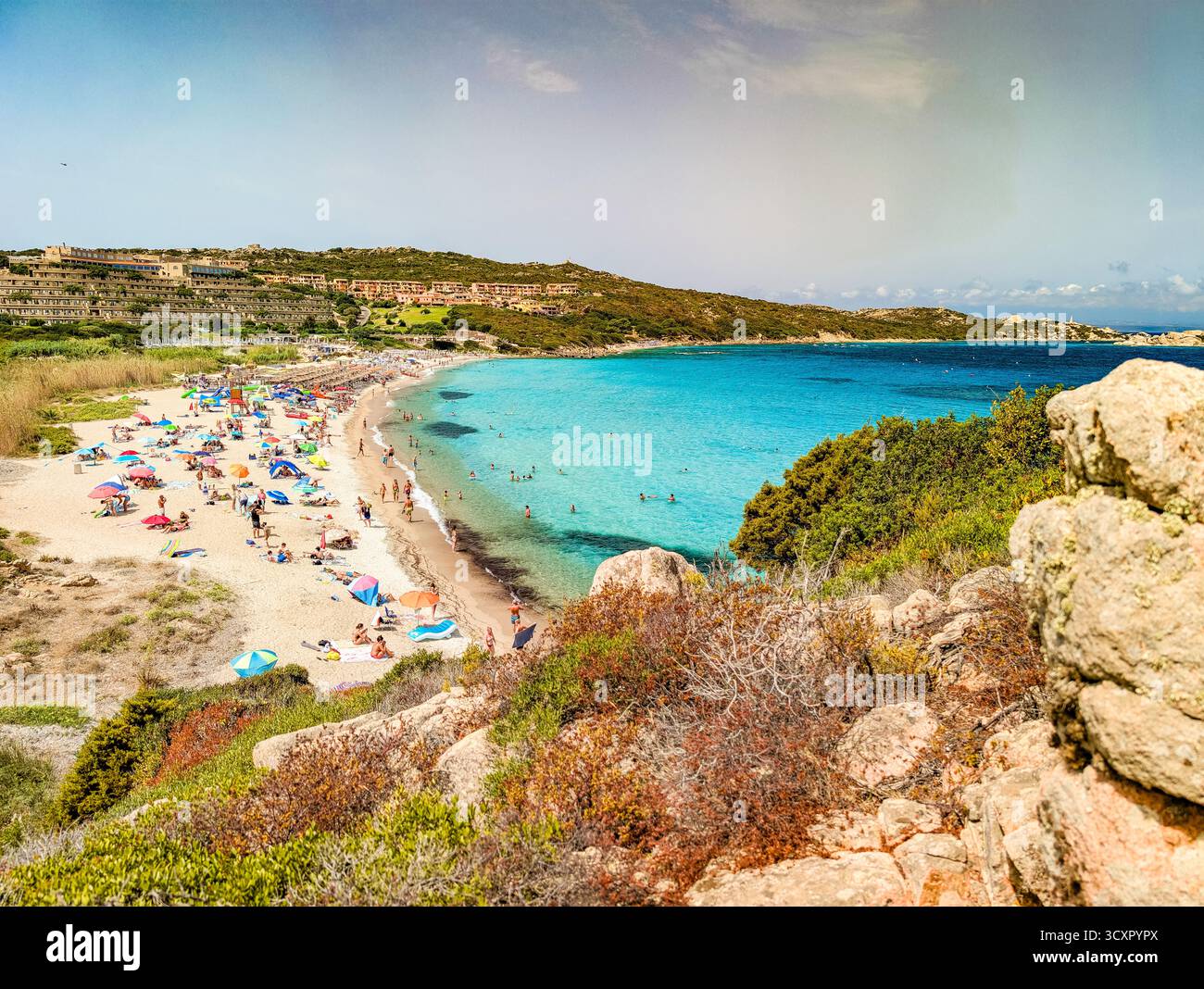 Spiaggia La Marmorata (der Strand von Marmorata), Sardinien – aus der Vogelperspektive auf weißen Sand und türkisfarbenes Mittelmeer Stockfoto