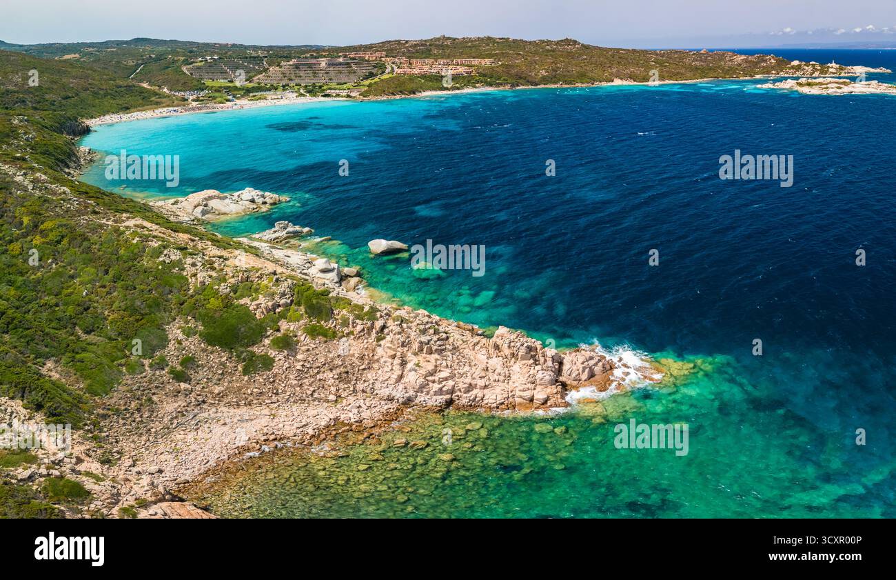 Spiaggia La Marmorata (der Strand von Marmorata), Sardinien – aus der Vogelperspektive auf weißen Sand und türkisfarbenes Mittelmeer Stockfoto