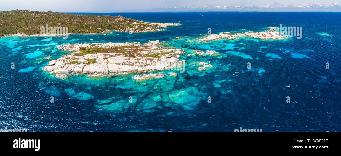 Spiaggia La Marmorata (der Strand von Marmorata), Sardinien – aus der Vogelperspektive auf weißen Sand und türkisfarbenes Mittelmeer Stockfoto