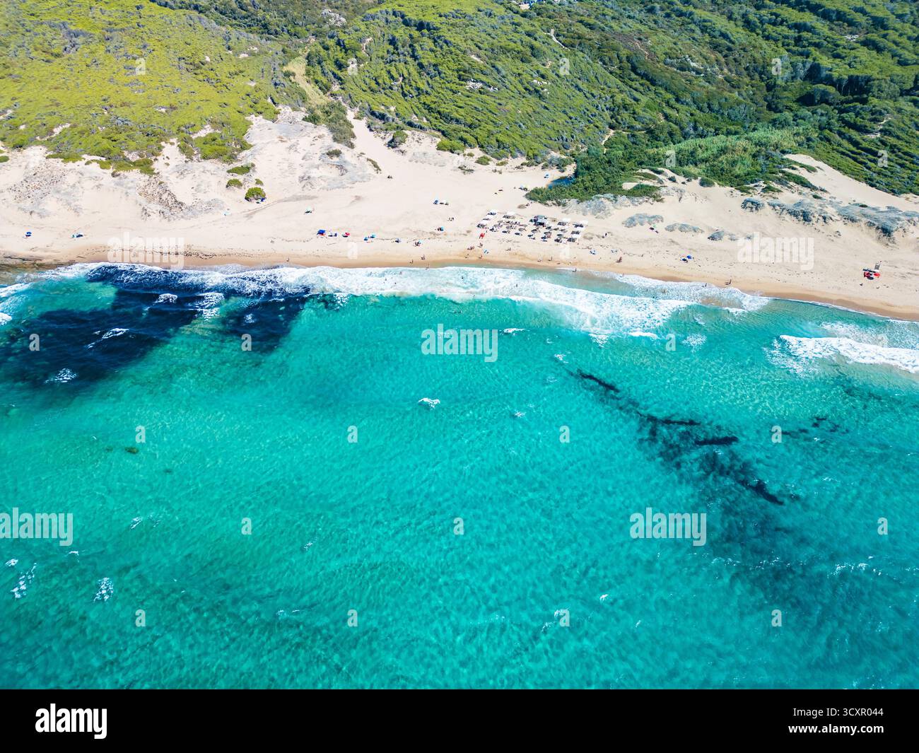 Lu Litarroni Beach, Sardinien – aus der Vogelperspektive auf die weißen Sanddünen und das türkisfarbene Mittelmeer Stockfoto