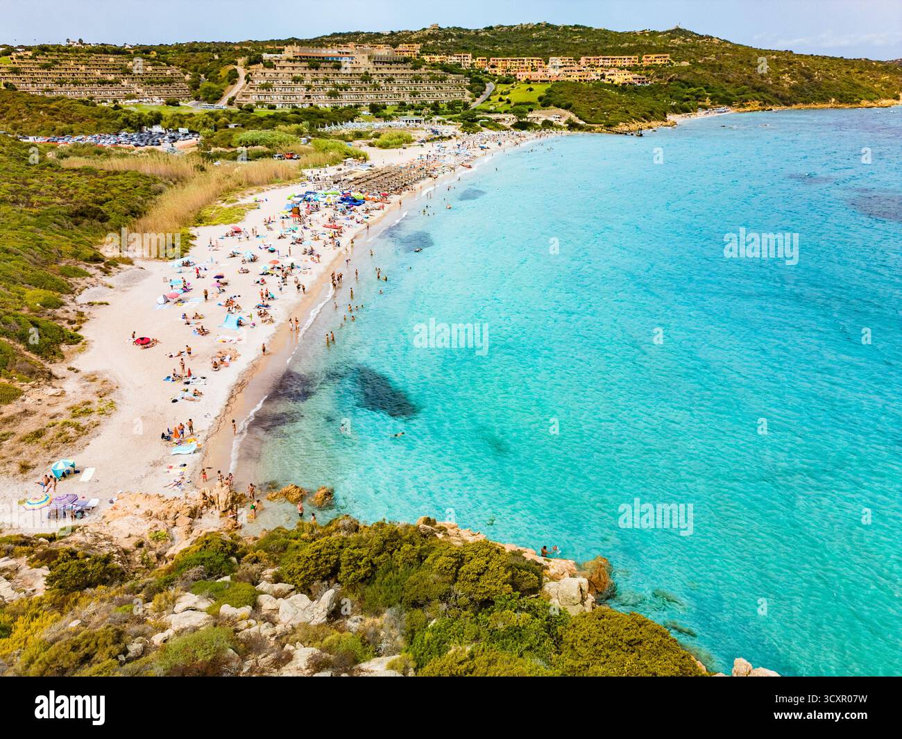 Spiaggia La Marmorata (der Strand von Marmorata), Sardinien – aus der Vogelperspektive auf weißen Sand und türkisfarbenes Mittelmeer Stockfoto