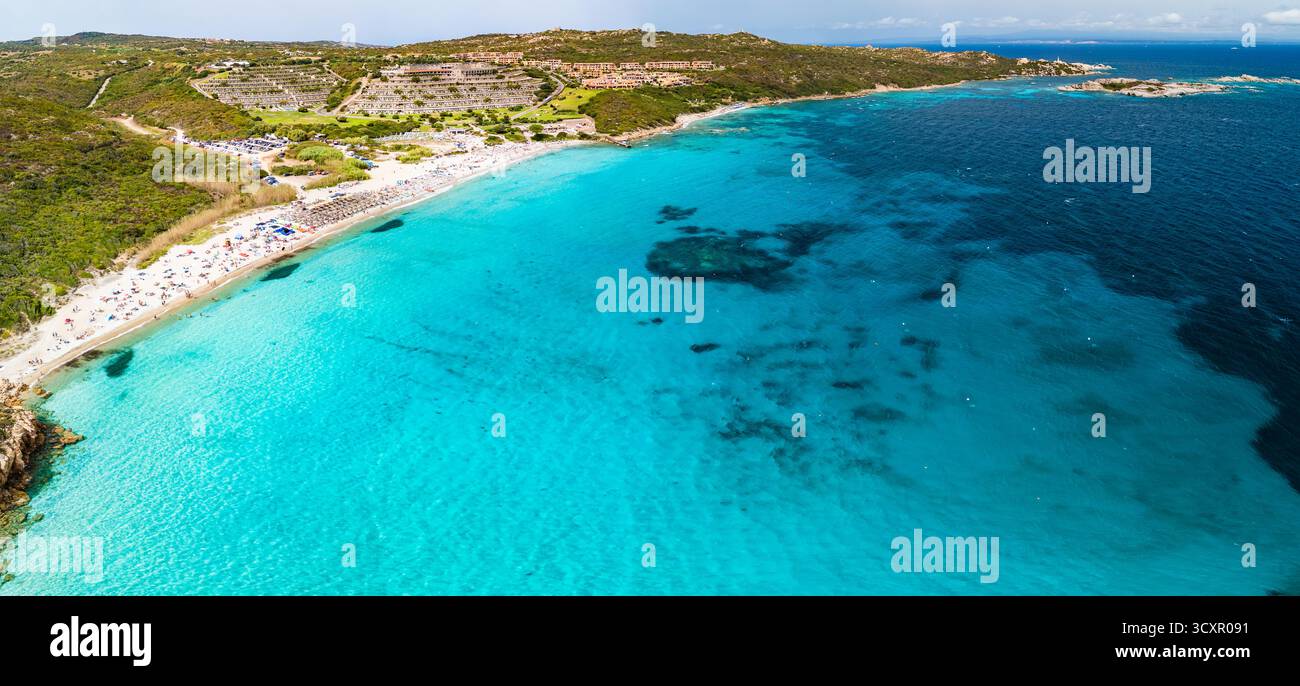 Spiaggia La Marmorata (der Strand von Marmorata), Sardinien – aus der Vogelperspektive auf weißen Sand und türkisfarbenes Mittelmeer Stockfoto