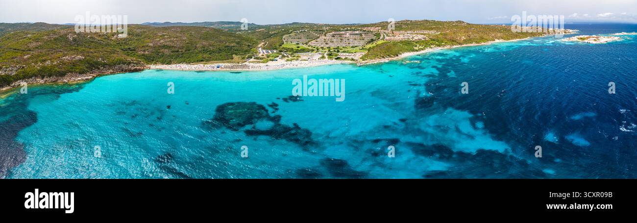 Spiaggia La Marmorata (der Strand von Marmorata), Sardinien – aus der Vogelperspektive auf weißen Sand und türkisfarbenes Mittelmeer Stockfoto