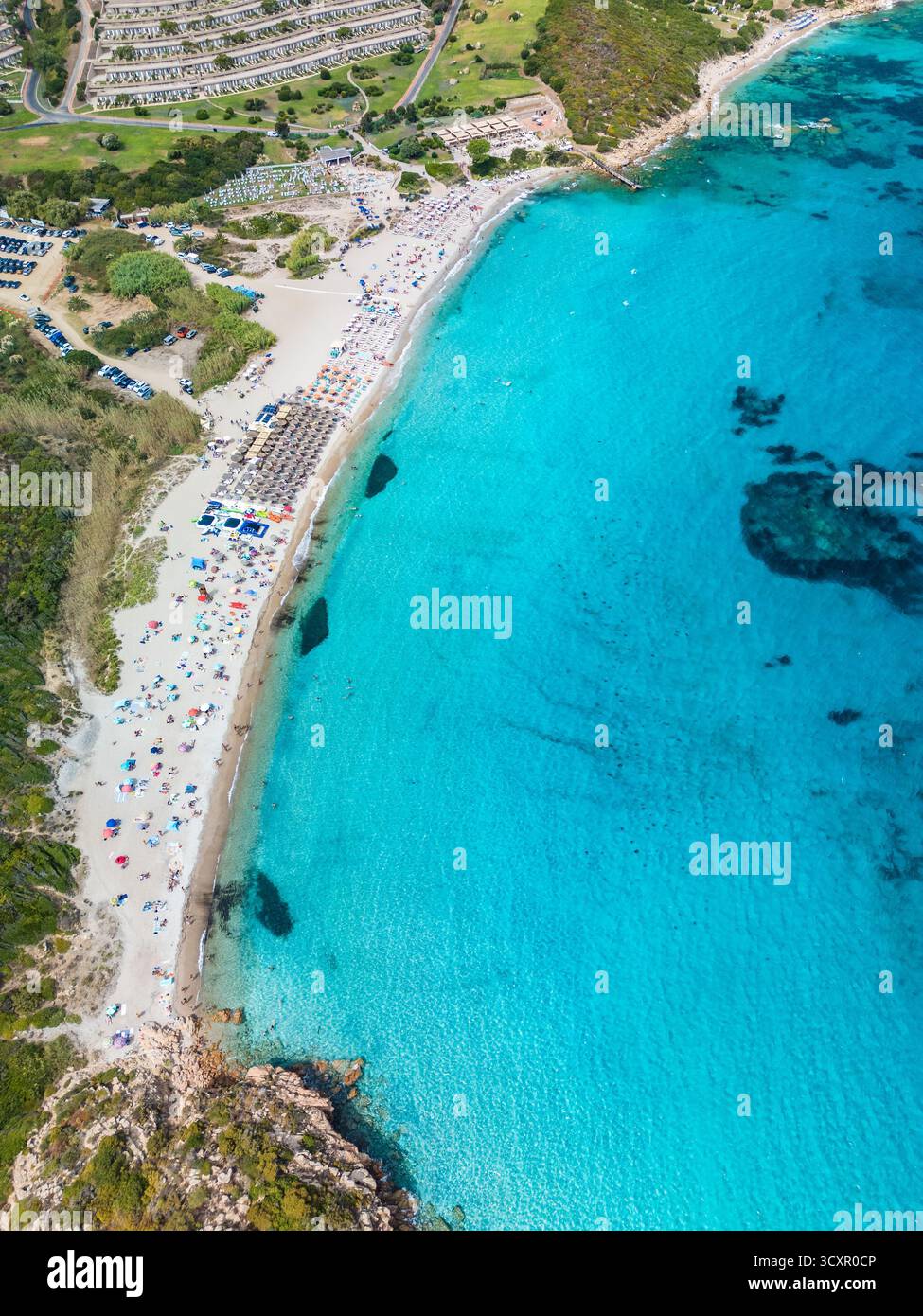 Spiaggia La Marmorata (der Strand von Marmorata), Sardinien – aus der Vogelperspektive auf weißen Sand und türkisfarbenes Mittelmeer Stockfoto