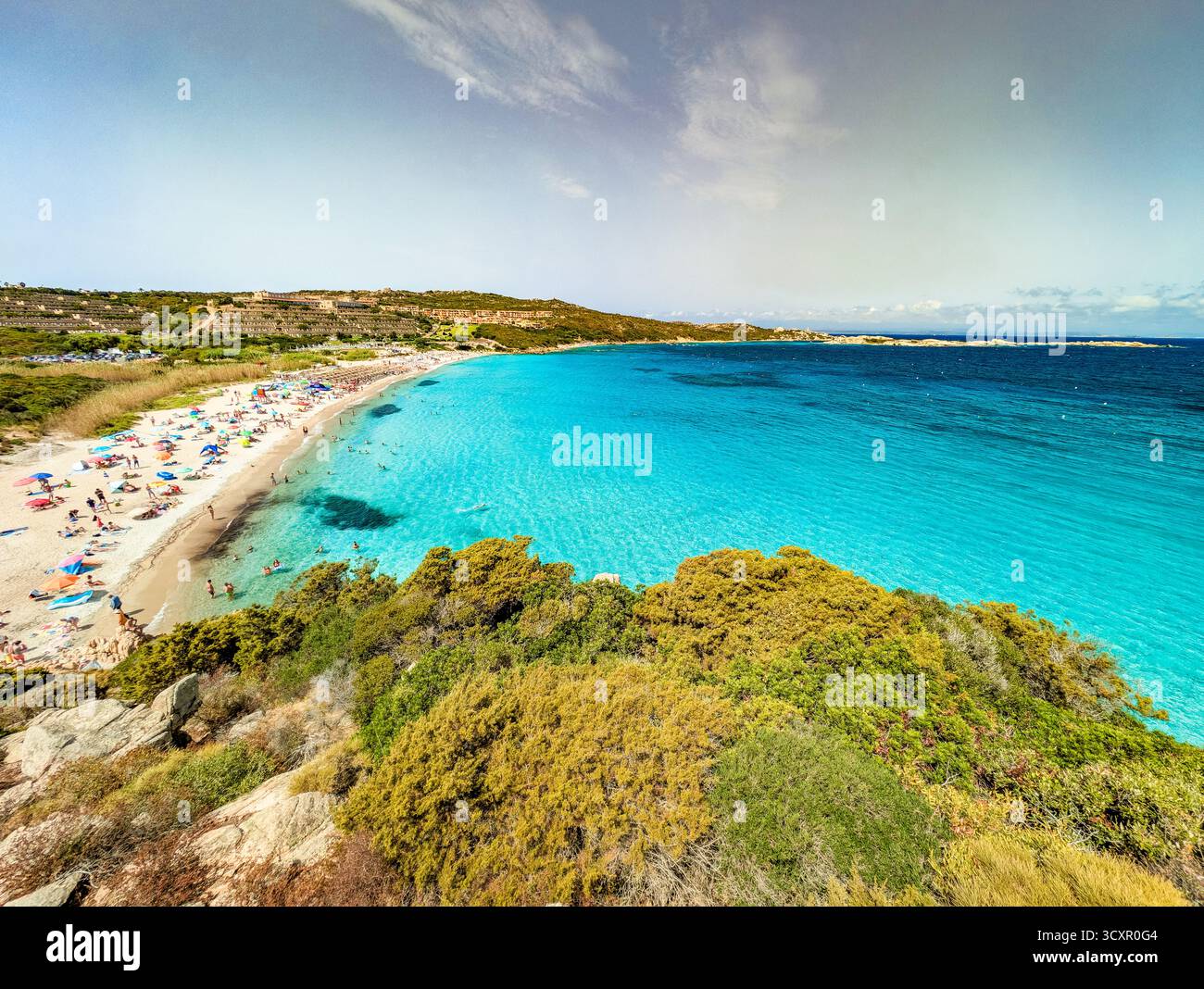 Spiaggia La Marmorata (der Strand von Marmorata), Sardinien – aus der Vogelperspektive auf weißen Sand und türkisfarbenes Mittelmeer Stockfoto
