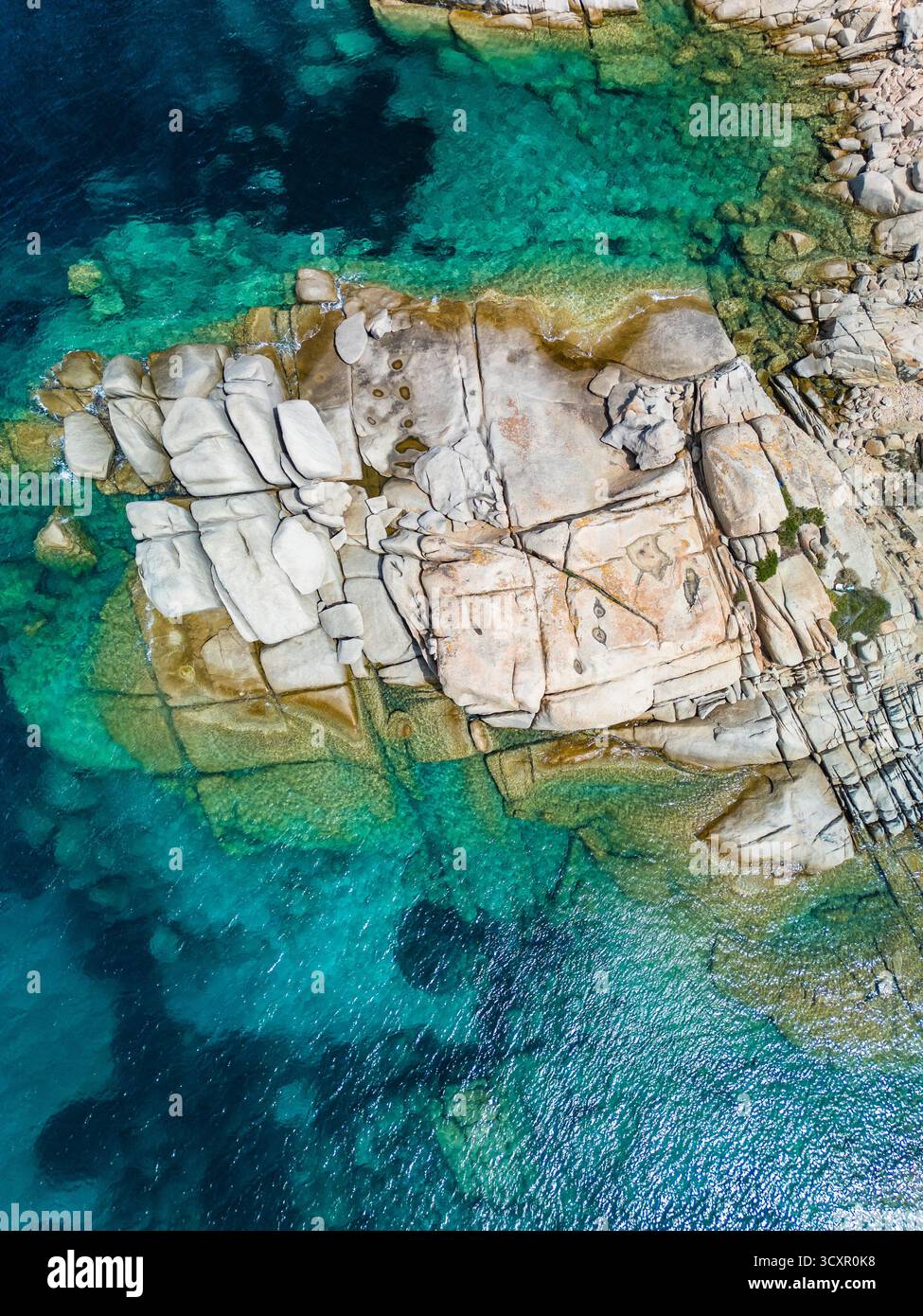Spiaggia La Marmorata (der Strand von Marmorata), Sardinien – aus der Vogelperspektive auf weißen Sand und türkisfarbenes Mittelmeer Stockfoto