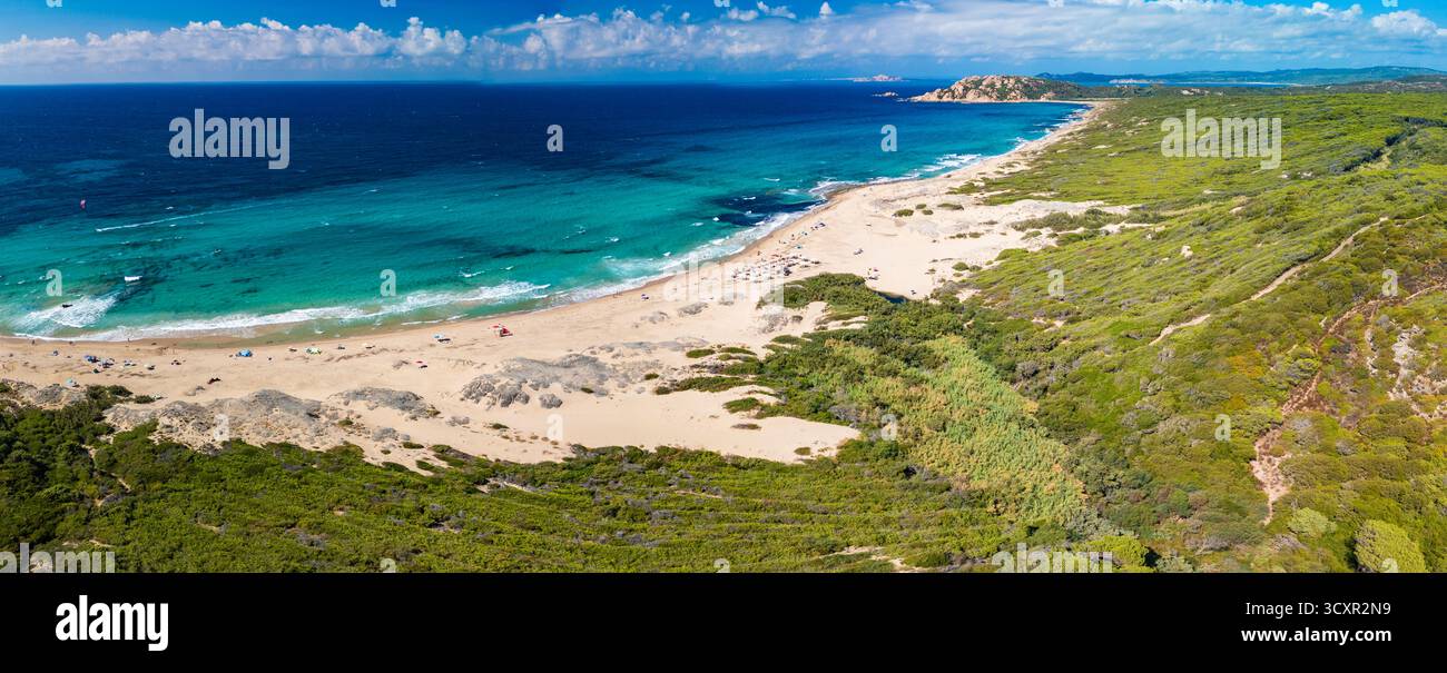 Lu Litarroni Beach, Sardinien – aus der Vogelperspektive auf die weißen Sanddünen und das türkisfarbene Mittelmeer Stockfoto