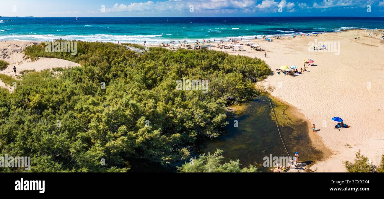 Lu Litarroni Beach, Sardinien – aus der Vogelperspektive auf die weißen Sanddünen und das türkisfarbene Mittelmeer Stockfoto