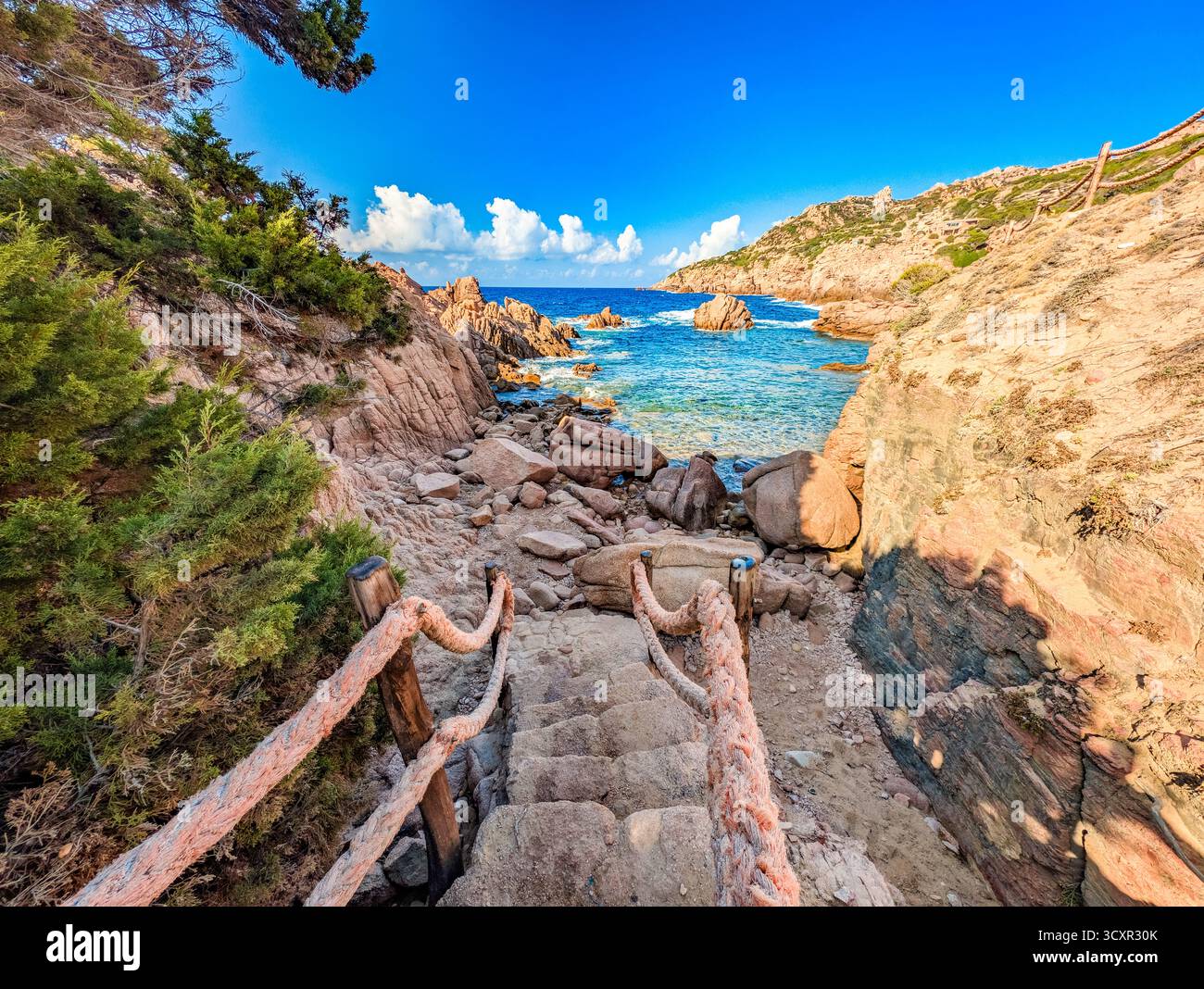 Piscine Naturali della Sorgente (natürliche Pools von La Sorgente), Sardinien – aus der Vogelperspektive kristallklares Wasser und Granitfelsen Stockfoto