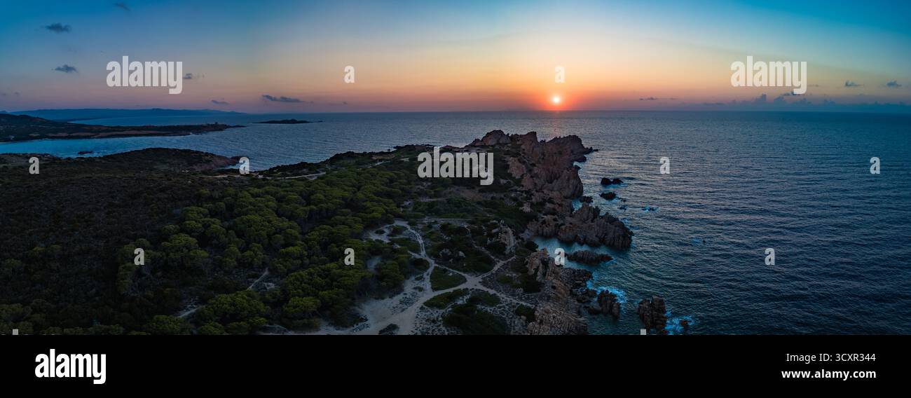 Wunderschöner lebhafter Sonnenuntergang über dem Canneddi Beach, Sassari, Sardinien, Italien Stockfoto