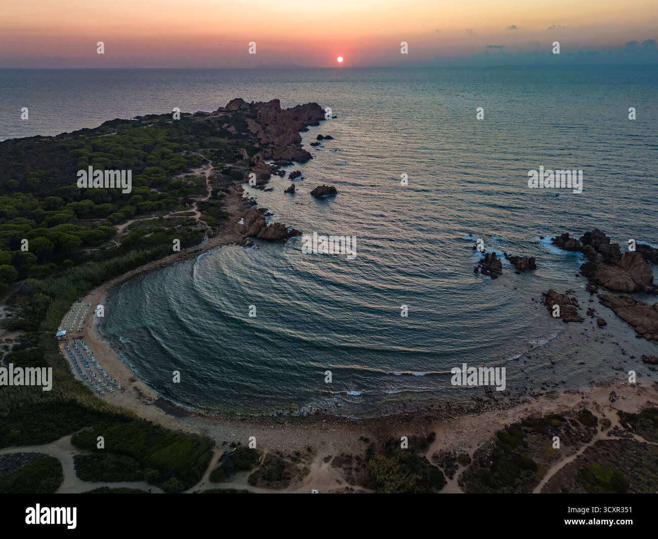 Wunderschöner lebhafter Sonnenuntergang über dem Canneddi Beach, Sassari, Sardinien, Italien Stockfoto