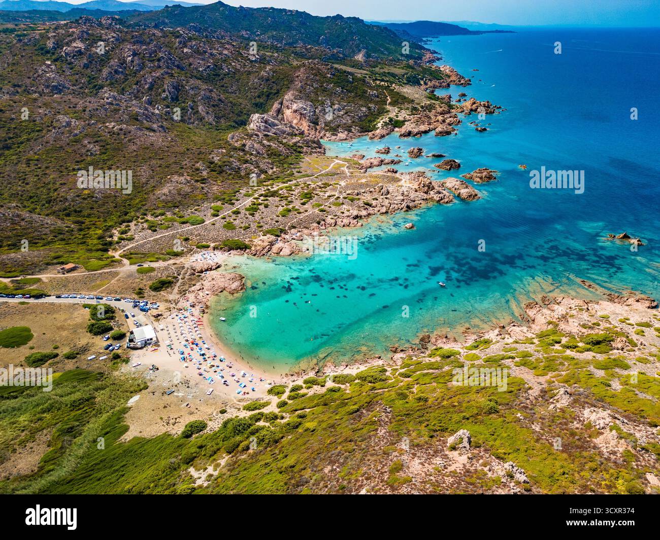 Cala Sarraina und Cala La Poltrona, Sardinien – aus der Vogelperspektive auf felsige Buchten und das türkisfarbene Mittelmeer Stockfoto