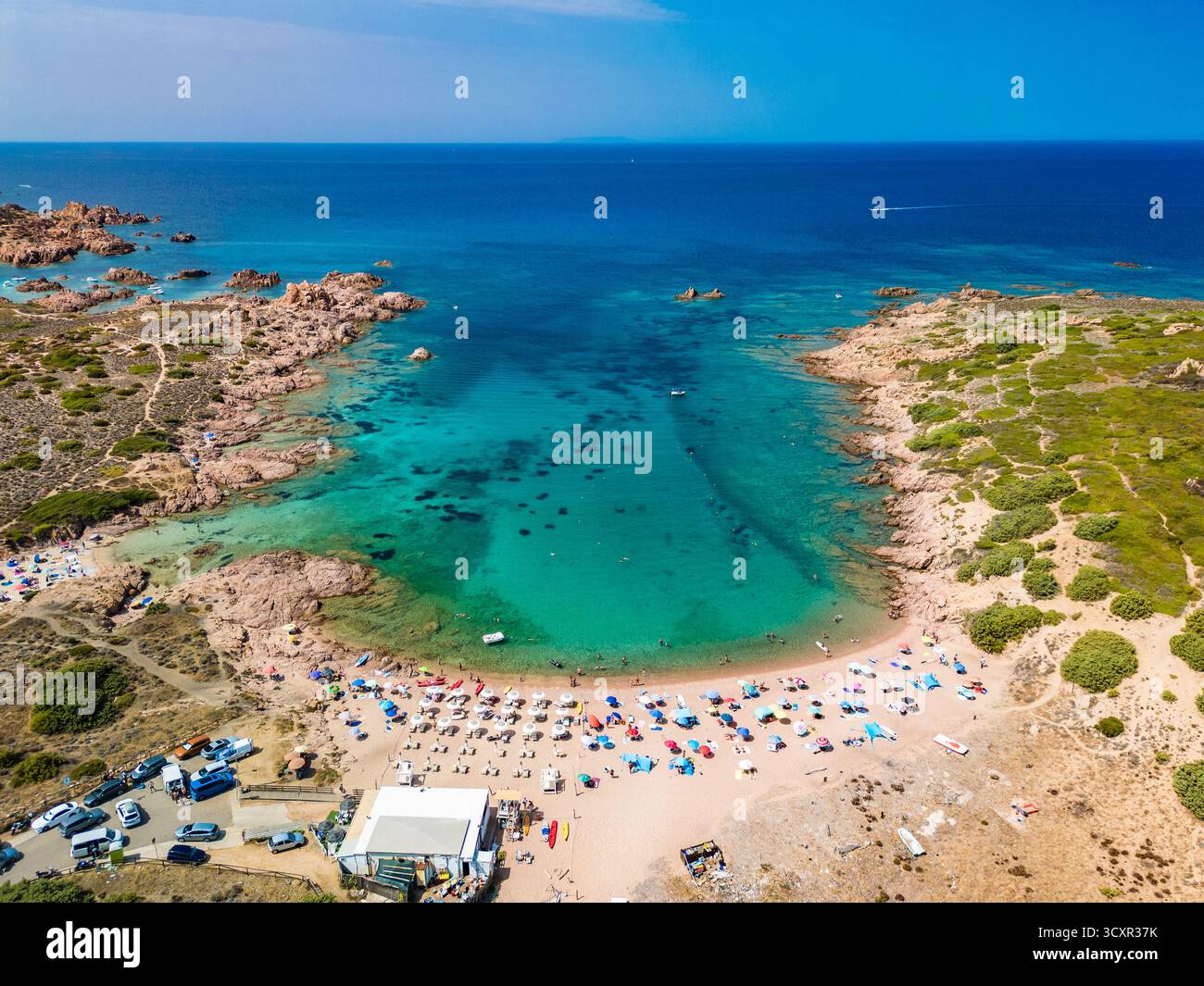 Cala Sarraina und Cala La Poltrona, Sardinien – aus der Vogelperspektive auf felsige Buchten und das türkisfarbene Mittelmeer Stockfoto