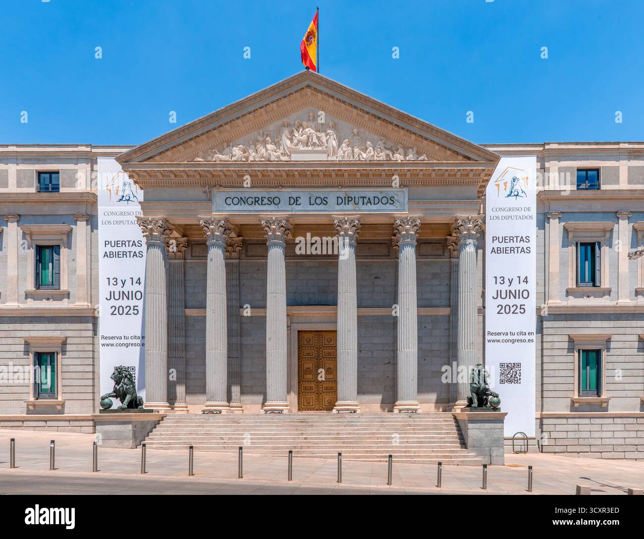 Der Palast der Cortes (Palacio de las Cortes), in dem der Kongress der Abgeordnetenkongresse (Congreso de los Diputades) in Madrid, Spanien, untergebracht ist. Stockfoto Der Palast der Cortes (Palacio de las Cortes), in dem der Kongress der Abgeordnetenkongresse (Congreso de los Diputades) in Madrid, Spanien, untergebracht ist. Stockfoto