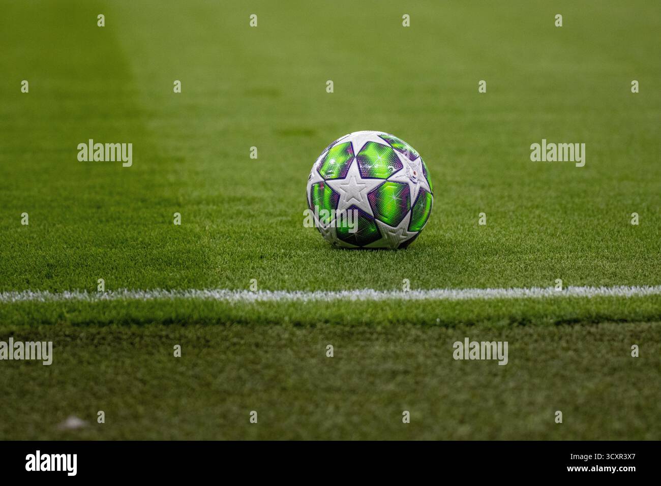 London, Großbritannien. Oktober 2025. UEFA-Spielball vor dem Spiel zwischen Chelsea und Paris FC in der UEFA Women's Champions League am Mittwoch, den 15. Oktober 2025, in Stamford Bridge, London, England. Quelle: SPP Sport Pressefoto. /Alamy Live News Stockfoto
