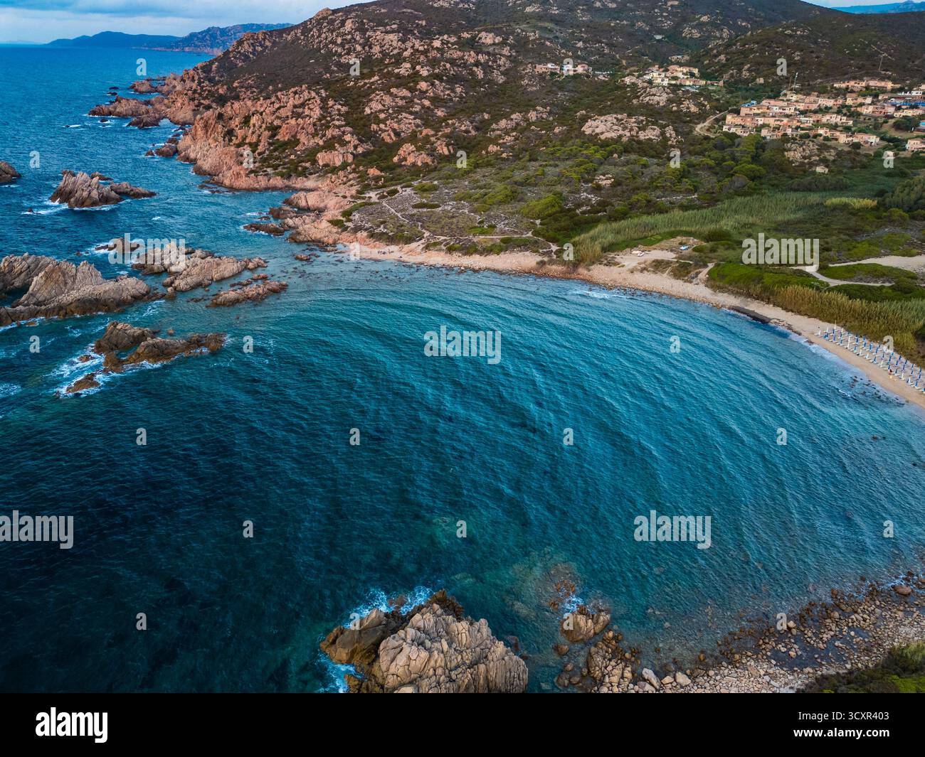 Wunderschöner lebhafter Sonnenuntergang über dem Canneddi Beach, Sassari, Sardinien, Italien Stockfoto