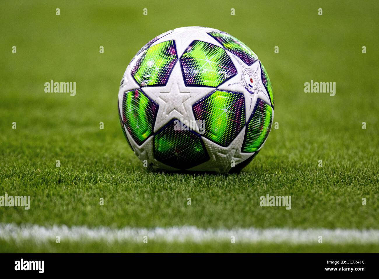 London, Großbritannien. Oktober 2025. UEFA-Spielball vor dem Spiel zwischen Chelsea und Paris FC in der UEFA Women's Champions League am Mittwoch, den 15. Oktober 2025, in Stamford Bridge, London, England. Quelle: SPP Sport Pressefoto. /Alamy Live News Stockfoto