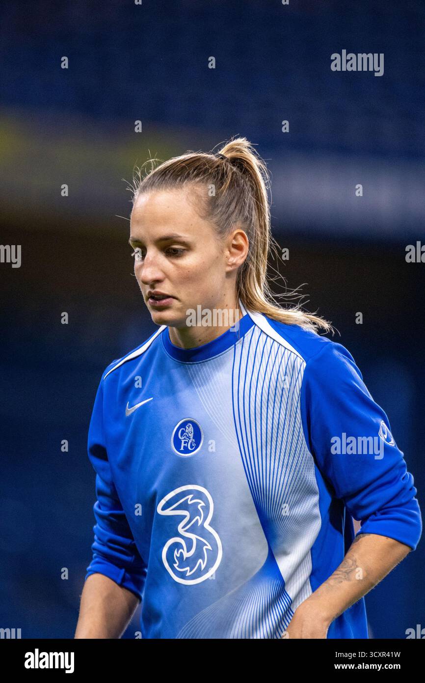 London, Großbritannien. Oktober 2025. Nathalie Bjorn (14 Chelsea) vor dem Spiel zwischen Chelsea und Paris FC in der UEFA Women's Champions League in Stamford Bridge, London, England am Mittwoch, den 15. Oktober 2025. Quelle: SPP Sport Pressefoto. /Alamy Live News Stockfoto
