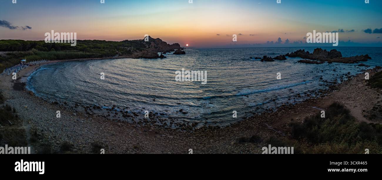 Wunderschöner lebhafter Sonnenuntergang über dem Canneddi Beach, Sassari, Sardinien, Italien Stockfoto