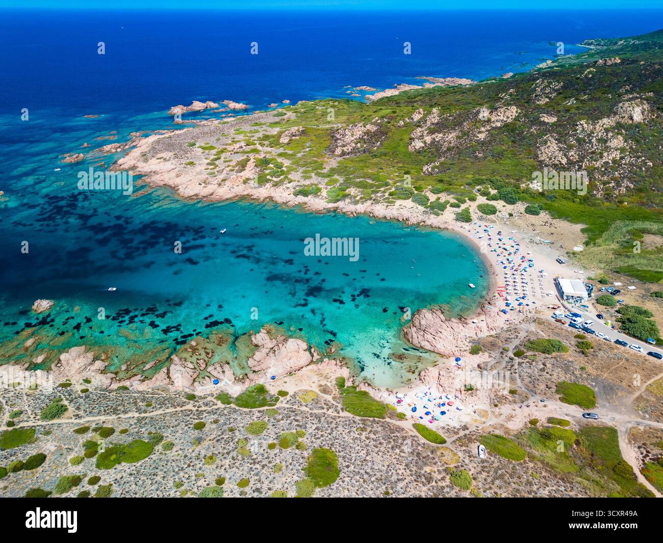 Cala Sarraina und Cala La Poltrona, Sardinien – Drohnenblick auf felsige Buchten und das türkisfarbene Mittelmeer Stockfoto
