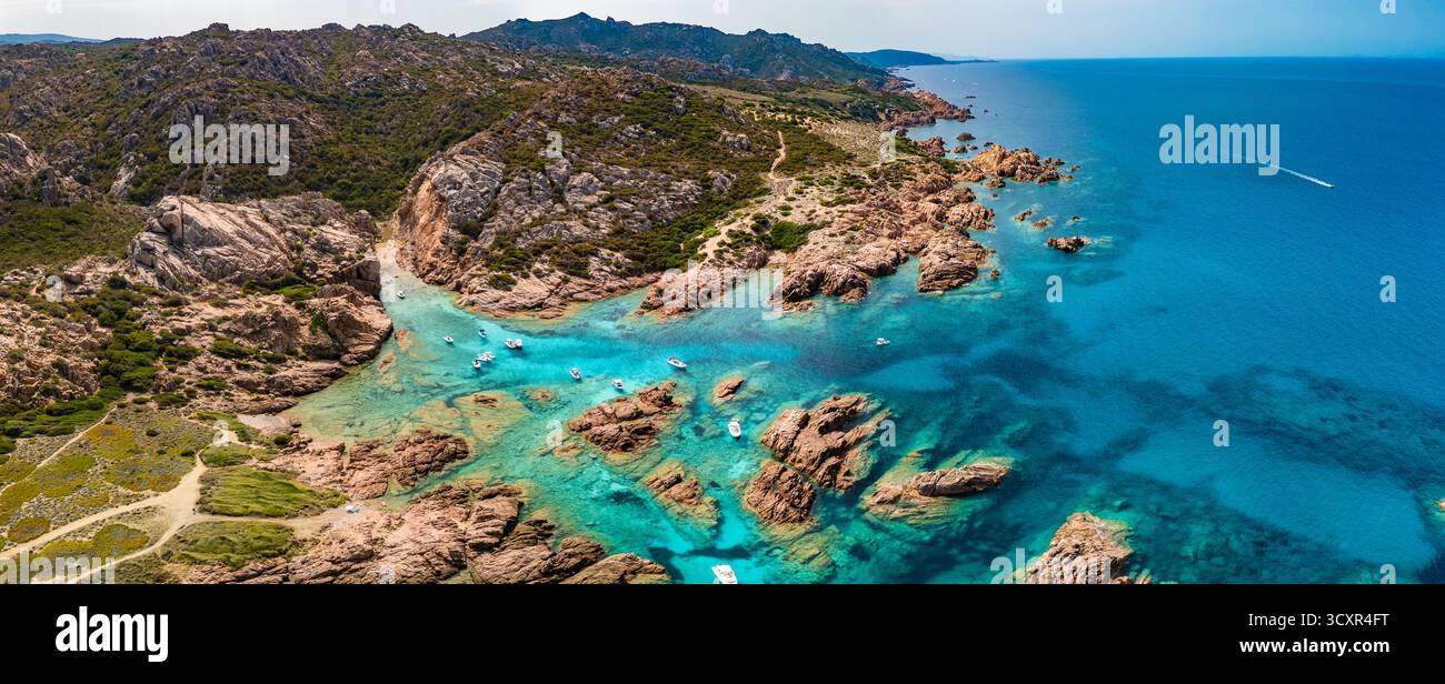 Cala Sarraina und Cala La Poltrona, Sardinien – Drohnenblick auf felsige Buchten und das türkisfarbene Mittelmeer Stockfoto
