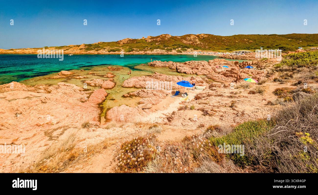 Cala Sarraina und Cala La Poltrona, Sardinien – aus der Vogelperspektive auf felsige Buchten und das türkisfarbene Mittelmeer Stockfoto