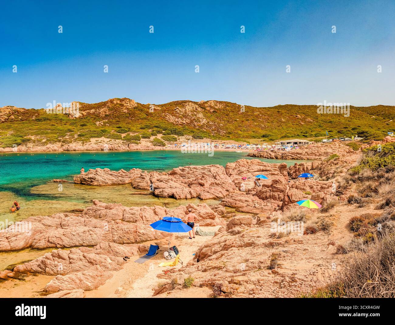 Cala Sarraina und Cala La Poltrona, Sardinien – aus der Vogelperspektive auf felsige Buchten und das türkisfarbene Mittelmeer Stockfoto