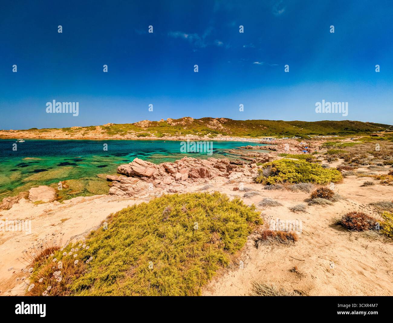 Cala Sarraina und Cala La Poltrona, Sardinien – Drohnenblick auf felsige Buchten und das türkisfarbene Mittelmeer Stockfoto