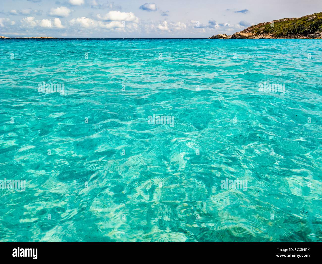Spiaggia La Marmorata (der Strand von Marmorata), Sardinien – aus der Vogelperspektive auf weißen Sand und türkisfarbenes Mittelmeer Stockfoto