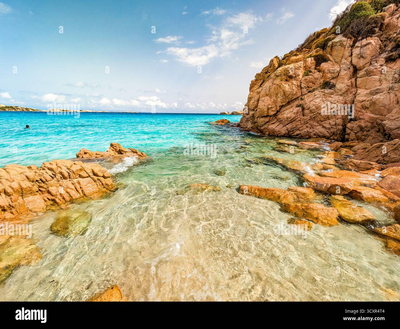Spiaggia La Marmorata (der Strand von Marmorata), Sardinien – aus der Vogelperspektive auf weißen Sand und türkisfarbenes Mittelmeer Stockfoto