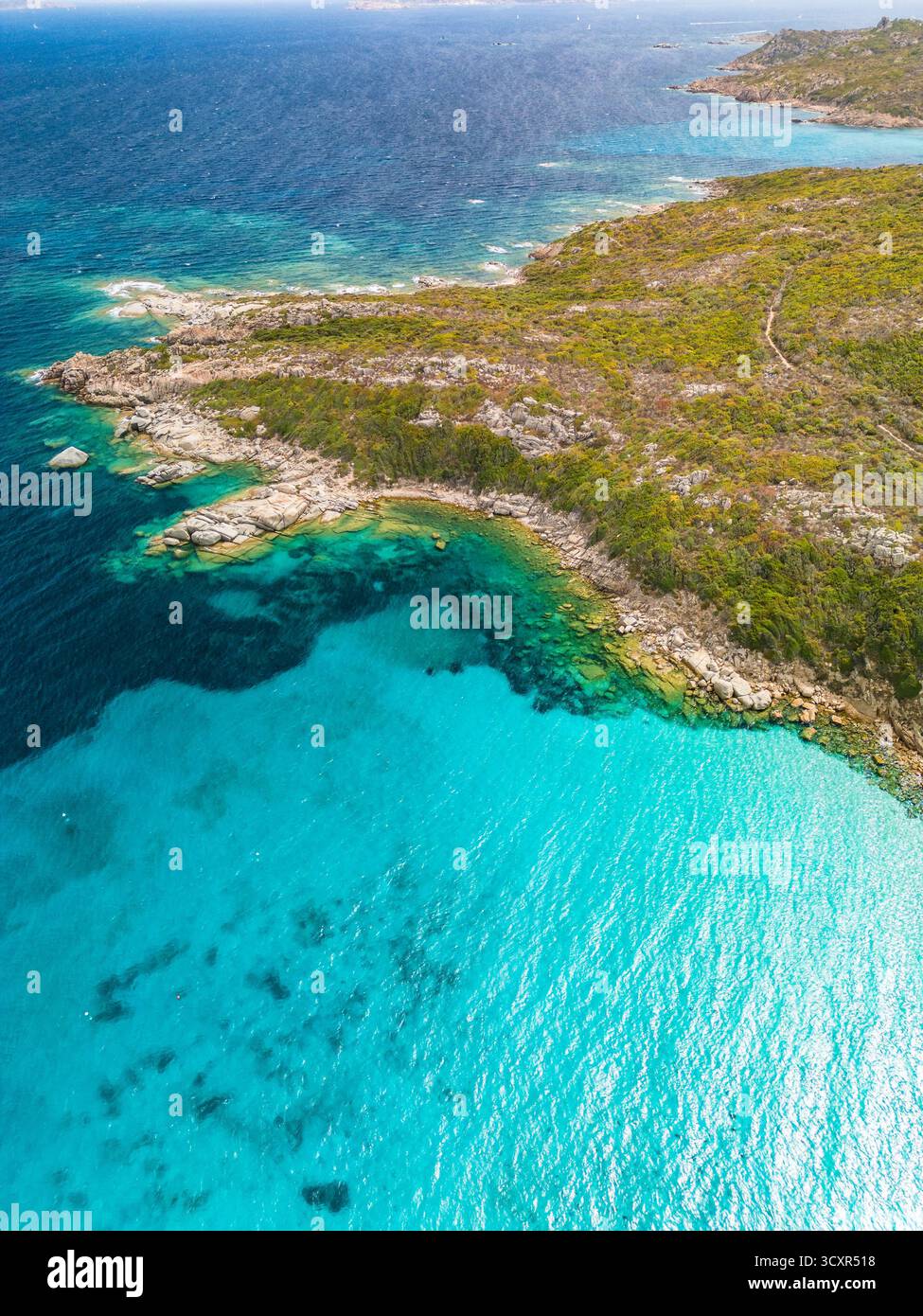 Spiaggia La Marmorata (der Strand von Marmorata), Sardinien – aus der Vogelperspektive auf weißen Sand und türkisfarbenes Mittelmeer Stockfoto